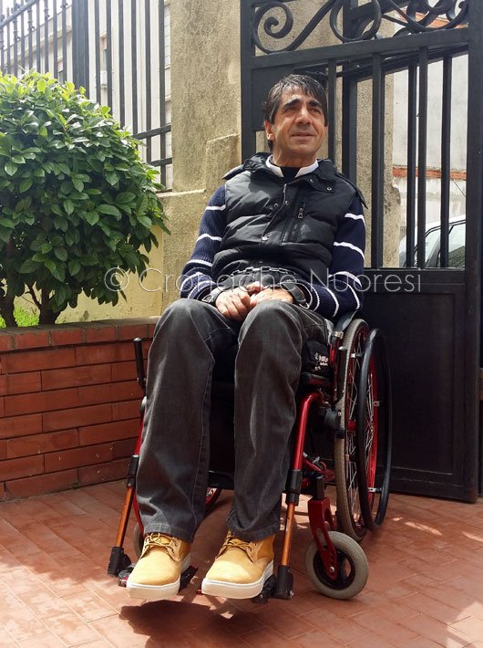 Nuoro, Salvatore Dessolis incatenato ai cancelli della ASL (© foto Cronache Nuoresi - tutti i diritti riservati)