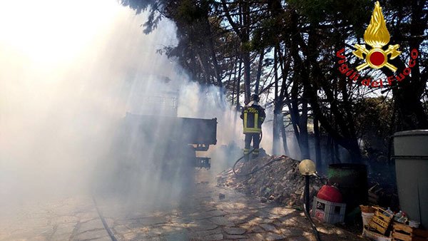 Sindia, i VVFF domano le fiamme