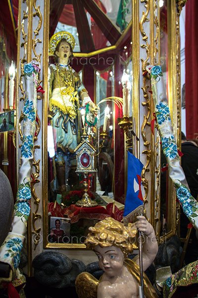 La foto si Stefano Masala nel cocchio di S.Efisio (© foto S.Novellu)