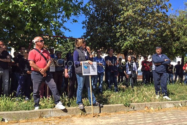 Sit in davanti al potabilizzatore di Taddore