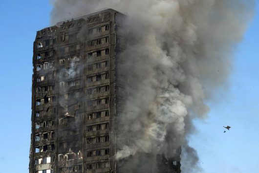 Il Grenfell Tower in fiamme