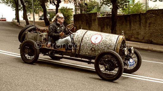 Il passaggio di una Bugatti nei presi di piazza Veneto (foto S.Novellu)