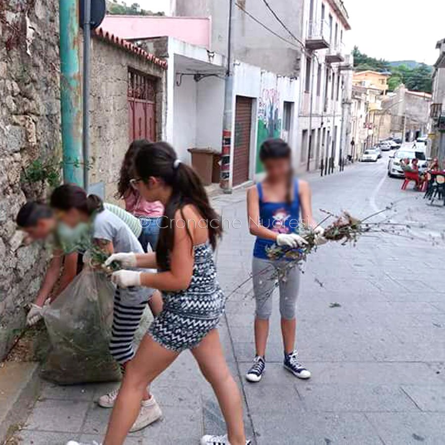 I ragazzi intenti a pulire le vie del paese