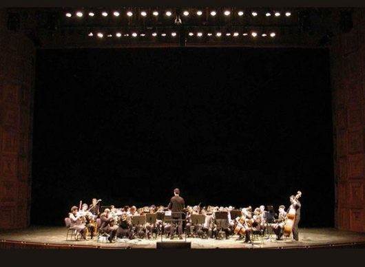 La Berliner Philarmoniker Orchestra mentre esegue 