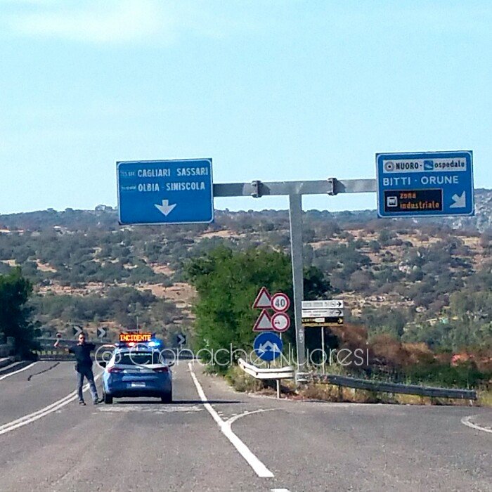 Il traffico bloccato per l'incidente all'uscita della galleria di Mughina (foto Cronache Nuoresi)