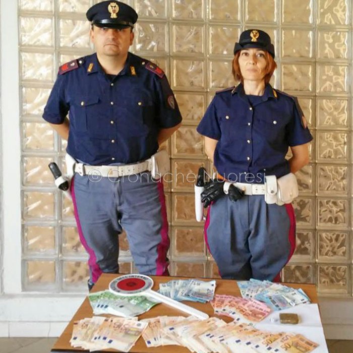 I soldi e la droga sequestrati dalla Polizia stradale