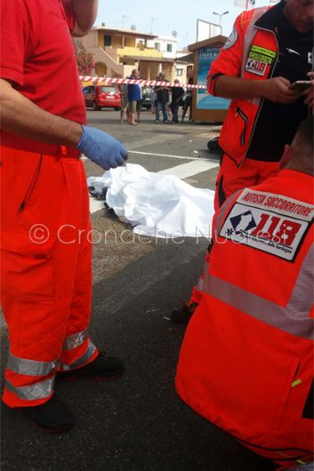 Gli operatori del 118 durante l'intervento