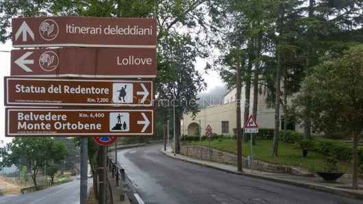 Cartellonistica indicante il belvedere al Monte Ortobene