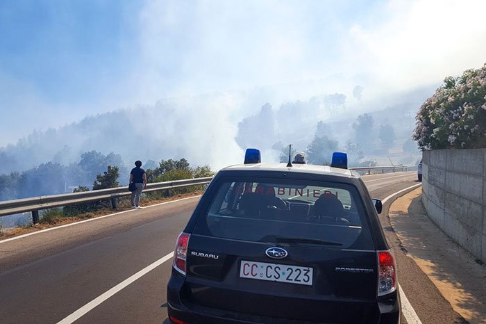 Carabinieri sul luogo dell'incendio