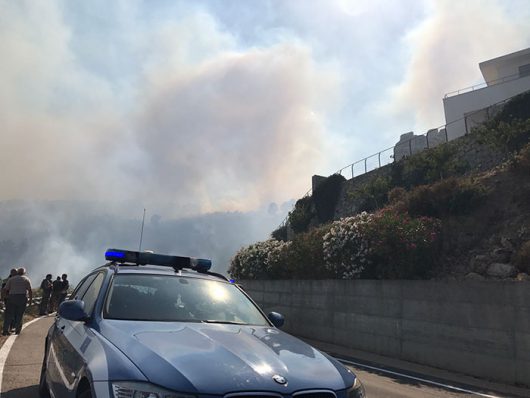 Polizia sul luogo dell'incendio