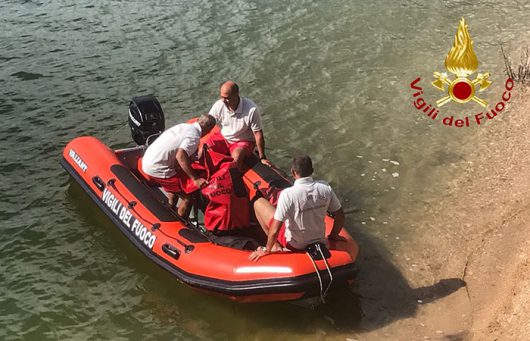 VVF nel corso delle ricerche dei dispersi nelle acque del lago Mulargia