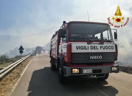 Vigili del fuoco sul luogo dell'incendio