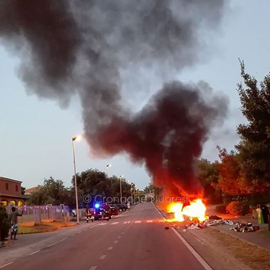 L'auto dei senegalesi avvolta dalle fiamme (© Cronache Nuoresi)