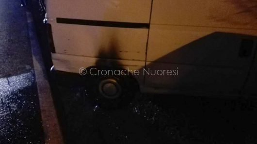 Ul punto in cui è stato dato fuoco al furgoncino dei senegalesi (© Cronache Nuoresi)
