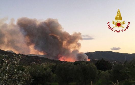 Un'immagine degli incendi odierni