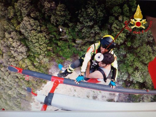 Il momento del salvataggio dei due turisti a Cala Mariolu