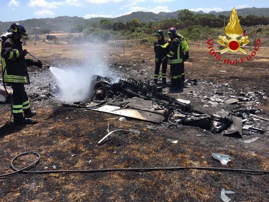 I resti dell'ultraleggero dopo l'incidente