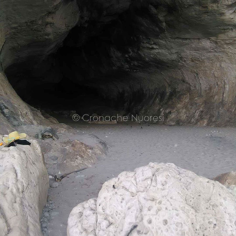 L'ingresso della grotta di Cala Luna