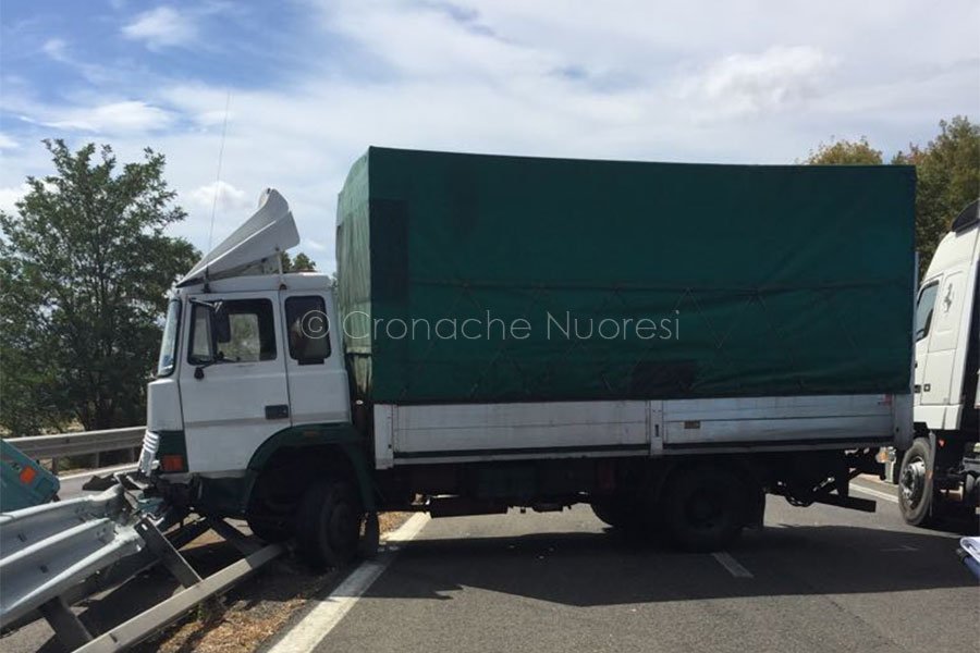 L'autocarro dopo l'incidente