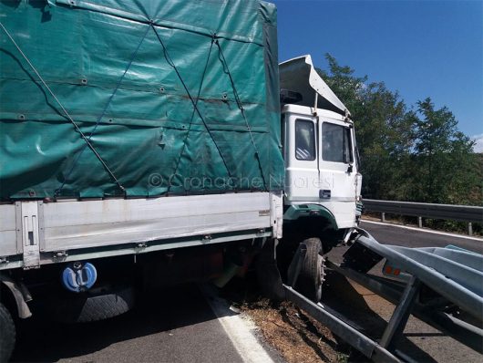L'autocarro dopo l'incidente