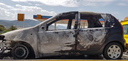 La Fiat Punto distrutta dalle fiamme