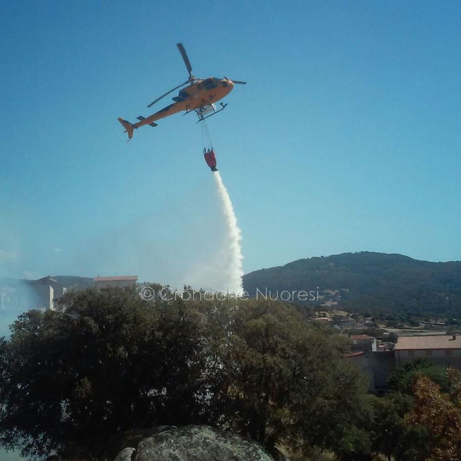 Le fiamme alle porte di Sarule (foto R.Soru)
