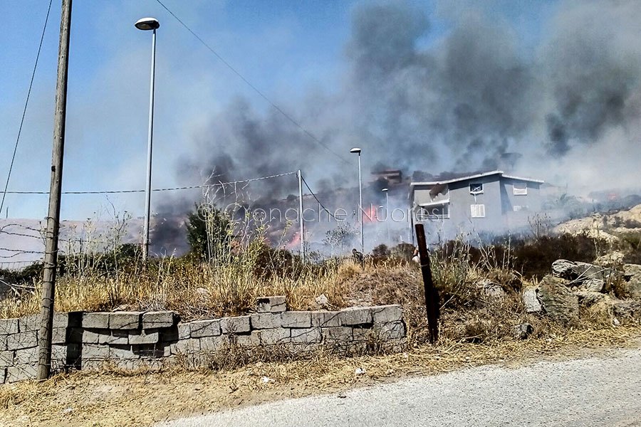 Le fiamme alle porte di Sarule (foto R.Soru)