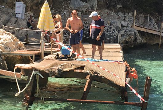 Il pontile dopo l'incidente a Cala Luna (© foto Cronache Nuoresi)Il pontile dopo l'incidente a Cala Luna (© foto Cronache Nuoresi)