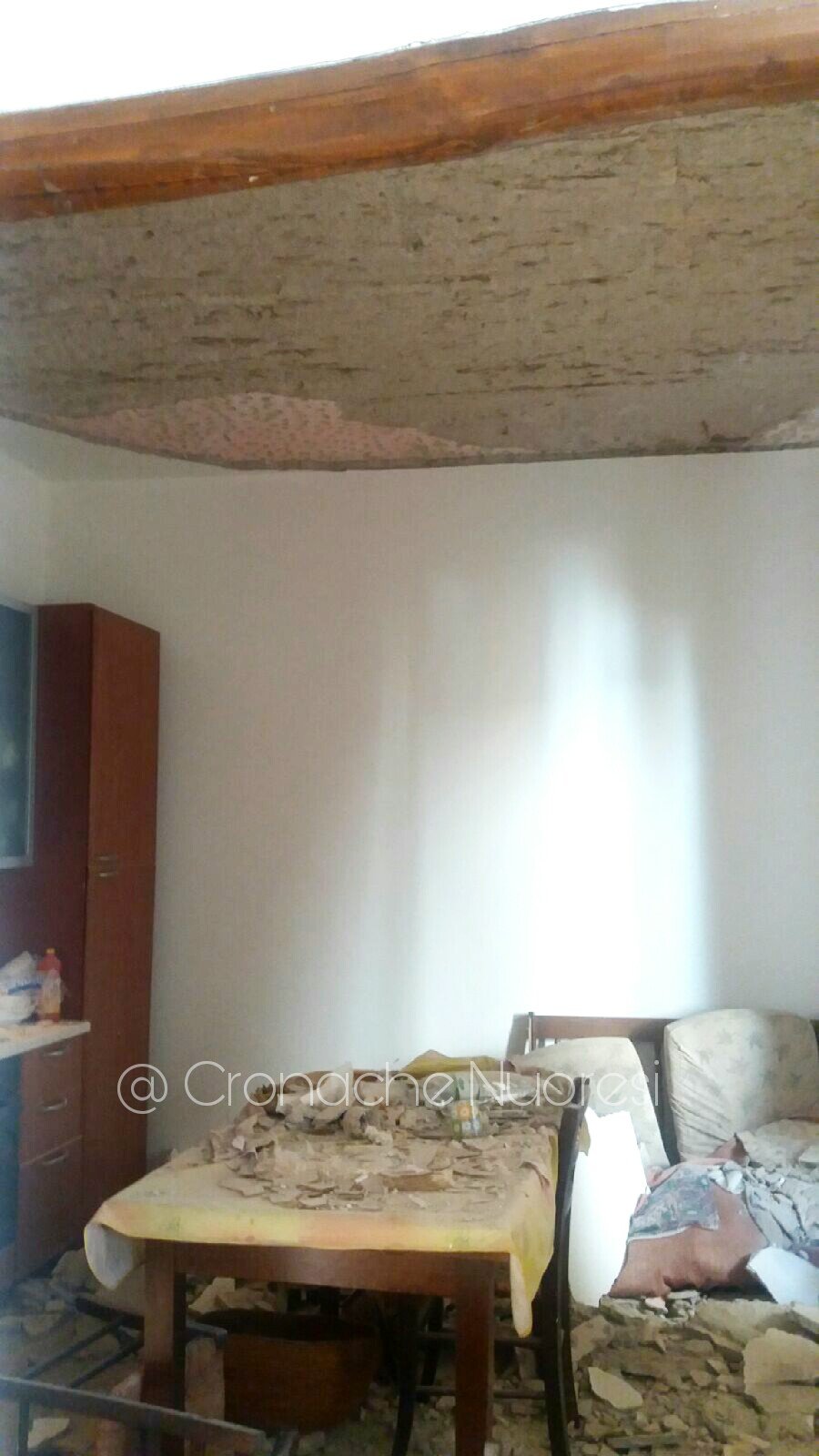 Le macerie del soffitto crollato