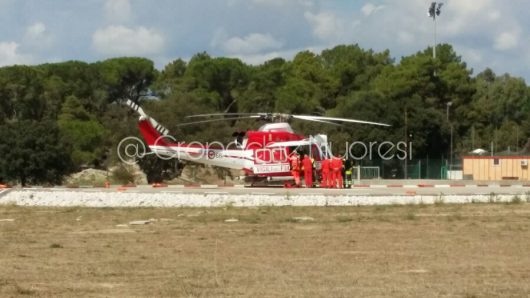 L'arrivo del ferito all'elisoccorso di Nuoro (foto S.Novellu)