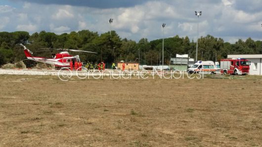 L'arrivo del ferito all'elisoccorso di Nuoro (foto S.Novellu)