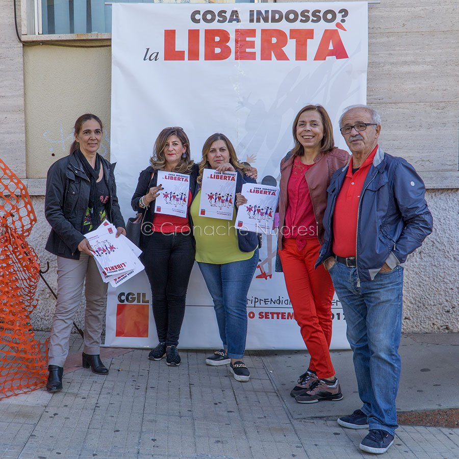 Nuoro. Sit-in per i diritti e la libertà delle donne (foto S.Novellu)