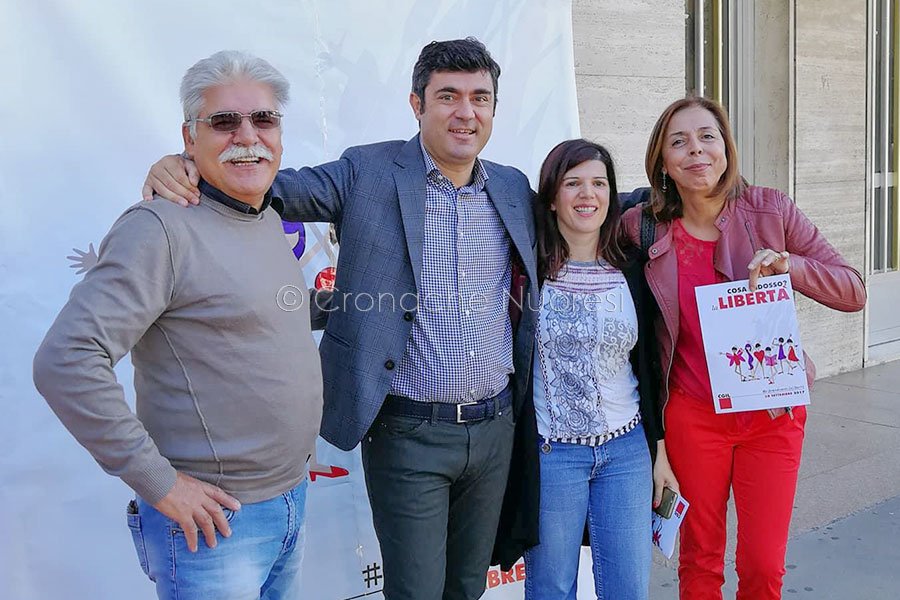 Il sindaco di Nuoro Andrea Soddu durante il sit-in