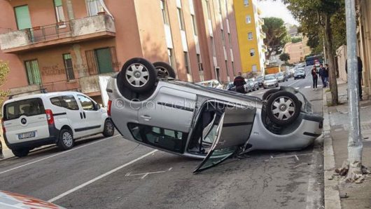 Nuoro, la VW Polo dopo l'incidente (© Cronache Nuoresi)