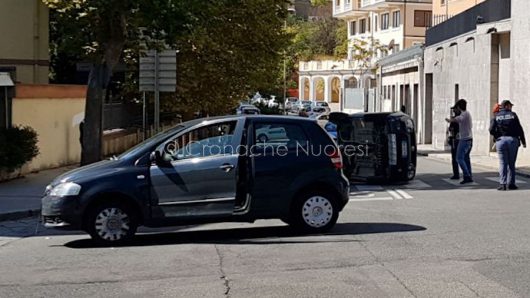 Nuoro. Le due auto dopo l'incidente (foto Cronache Nuoresi)
