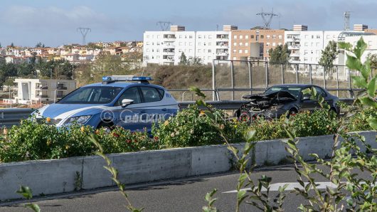 L'auto dopo l'incendio alle porte di Nuoro (foto S.Novellu)