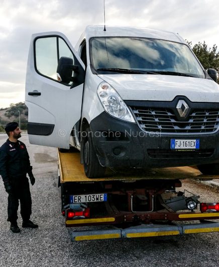 I Carabinieri dopo il rinvenimento del furgone dei tabacchi rapinato