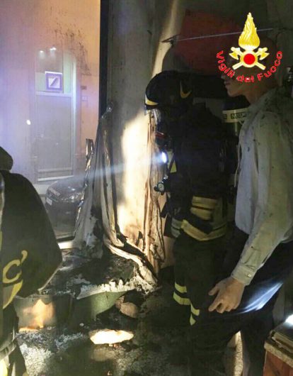 L'intervento dei Vigili del fuoco nella sartoria 