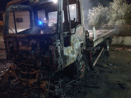 Uno dei due carriattrezzi dati alle fiamme nella notte