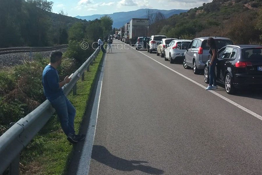 La lunga coda di auto formatasi per l'incidente