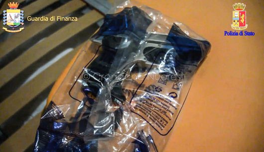 Una pistola posta sotto sequestro