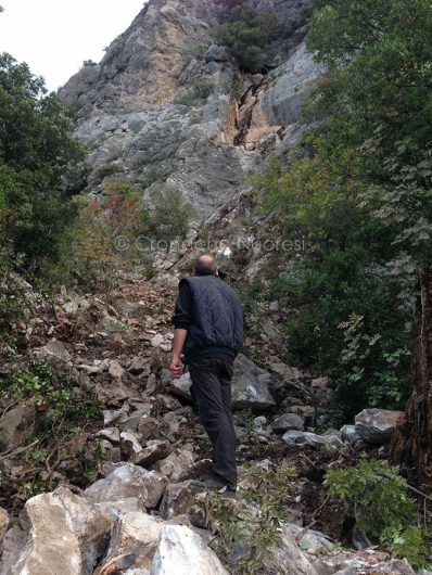 Il costone roccioso da cui si è staccata la frana che ha ostruito la SS 125