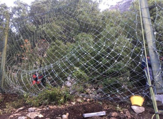 Operai al lavoro sulla 125 per il ripristino della barriera paramassi