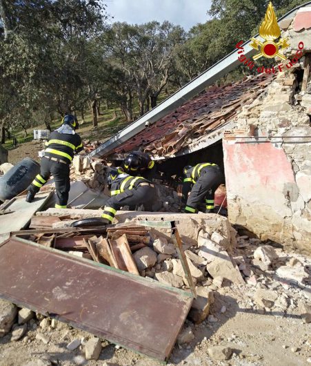 La stalla crollata nell'esplosione