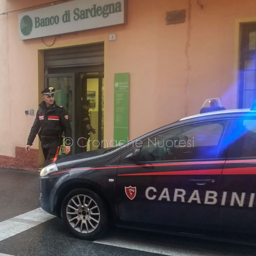 I Carabinieri davanti al Banco di Sardegna di Orune