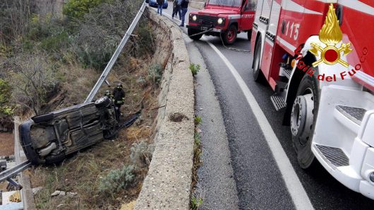 La VW Golf dopo l'uscita di strada