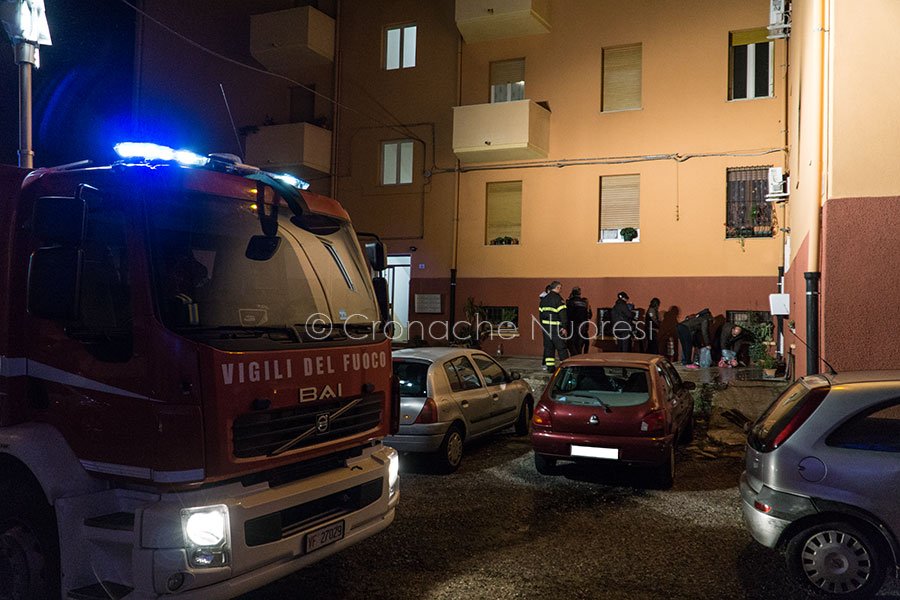 Il cortile dell'appartamento in cui si è sviluppato l'incendio (foto S.Novellu)