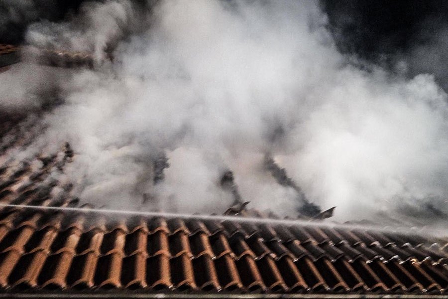 Aritzo. L'abitazione a fuoco