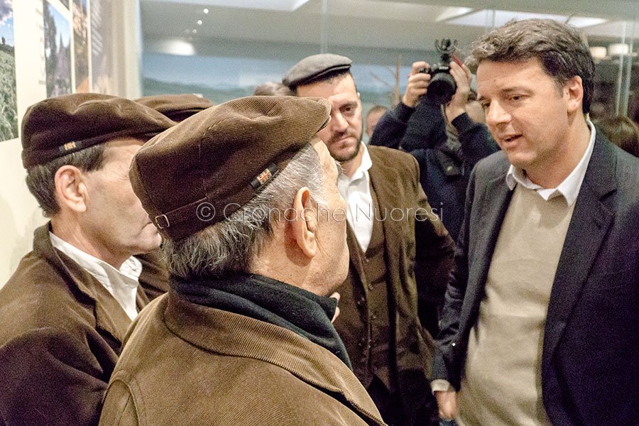 Matteo Renzi con i Tenores di Bitti durante la visita a Nuoro (© foto S.Novellu)