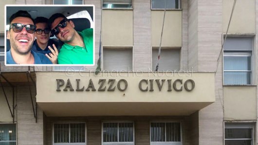 Le bandiere a mezz'asta nel Palazzo Civico (foto Cronache Nuoresi)